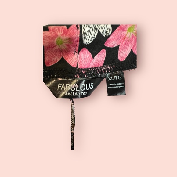 A pair of Fabulous floral pajama set  in size extra large - Picture 3 of 10